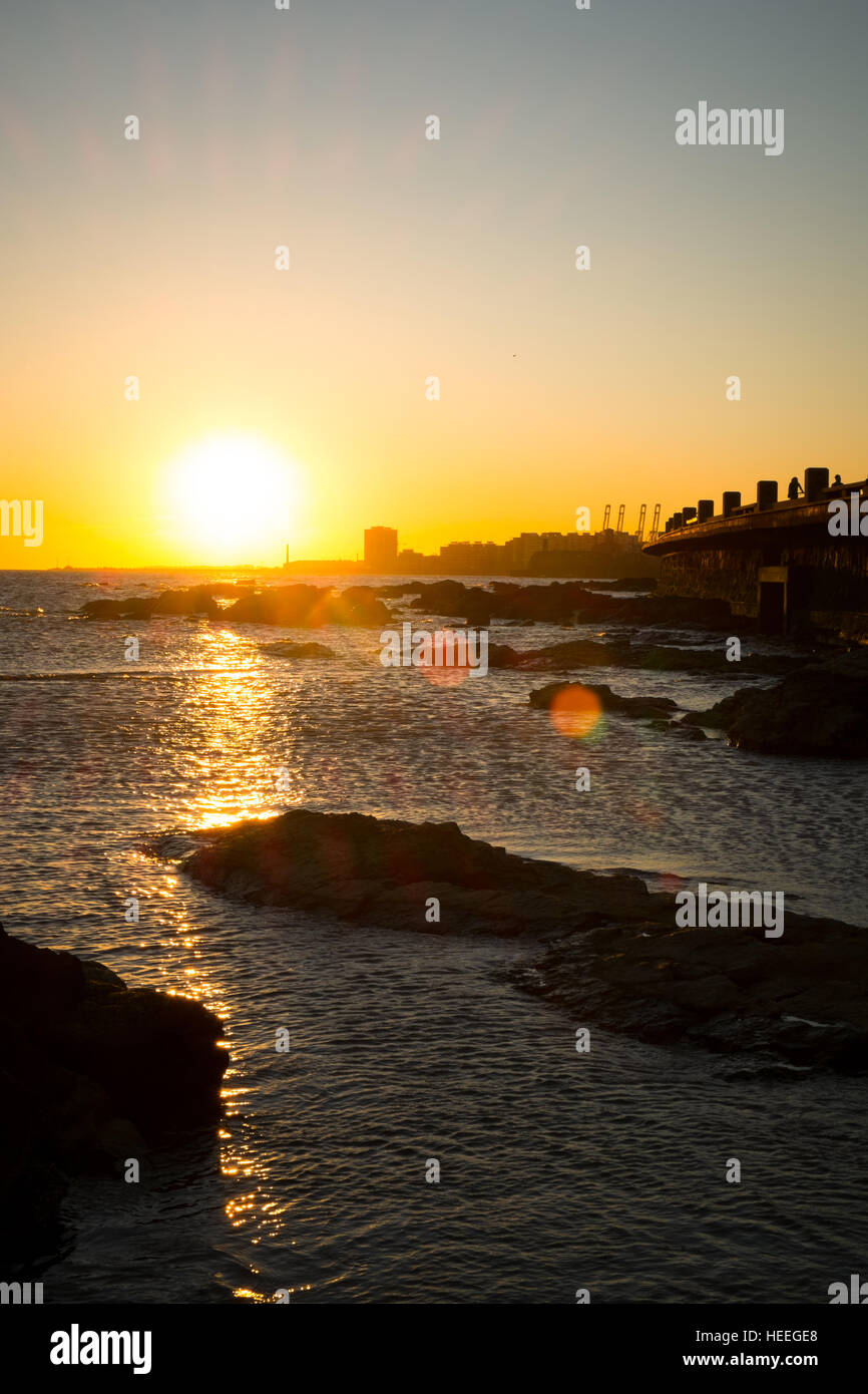 Montevideo au coucher du soleil sur le rio de la Plata Banque D'Images