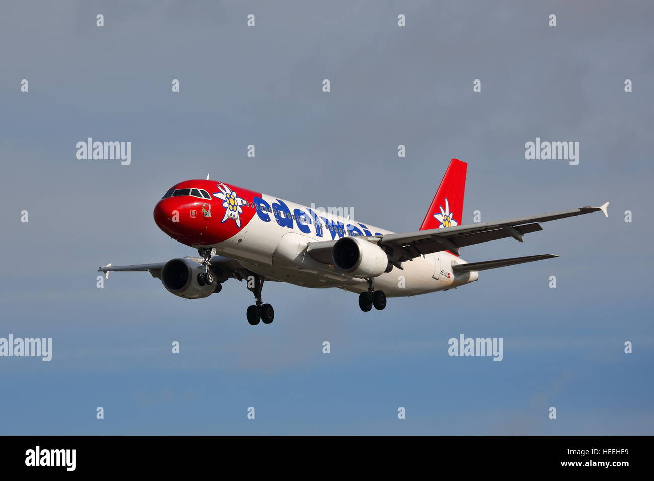 Edelweiss Air Airbus A320-200 HB-IJV l'atterrissage à Heathrow Banque D'Images