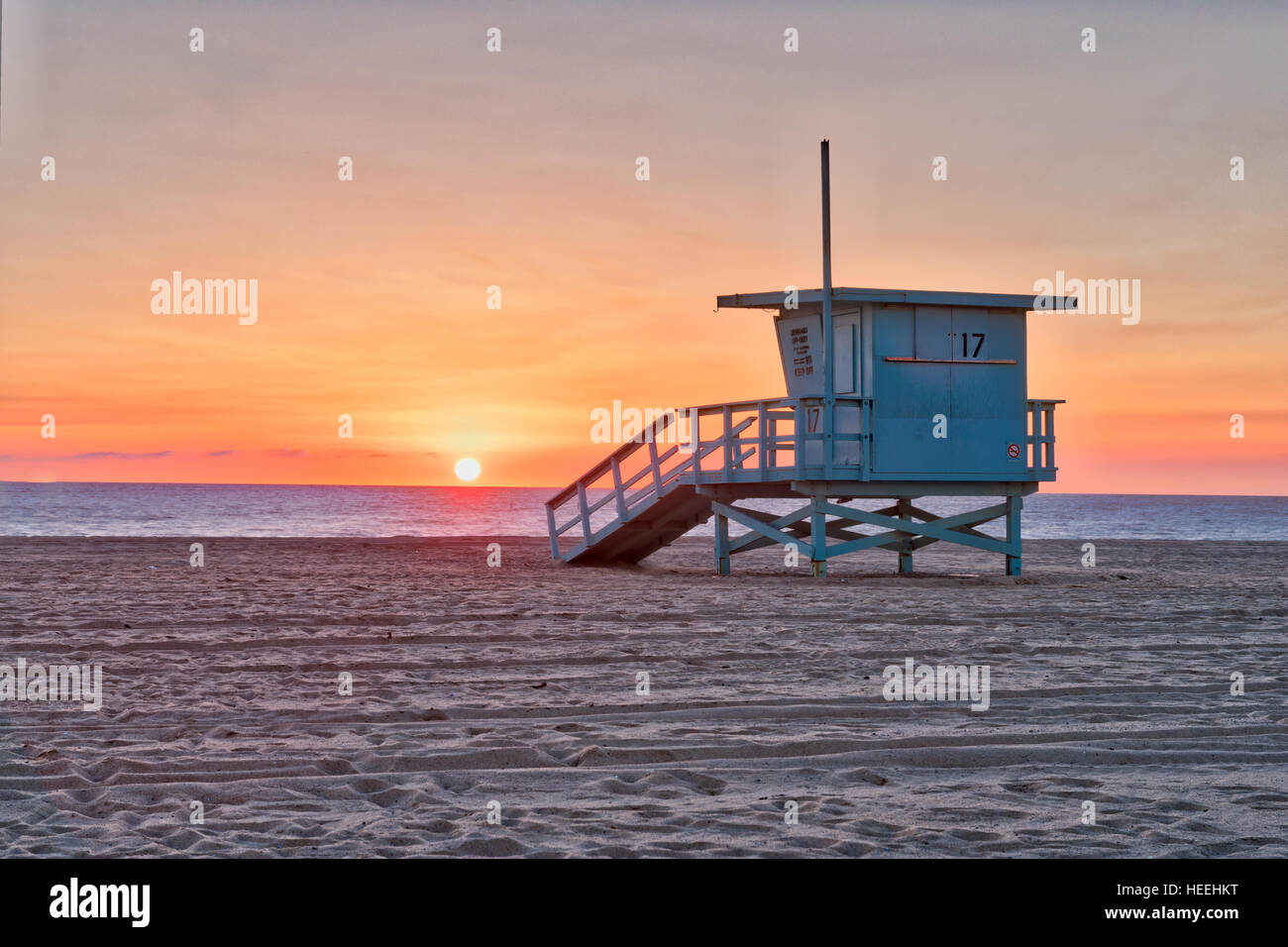Coucher de soleil sur une cabane de sauveteur sur la plage de Santa Monica en Californie Banque D'Images