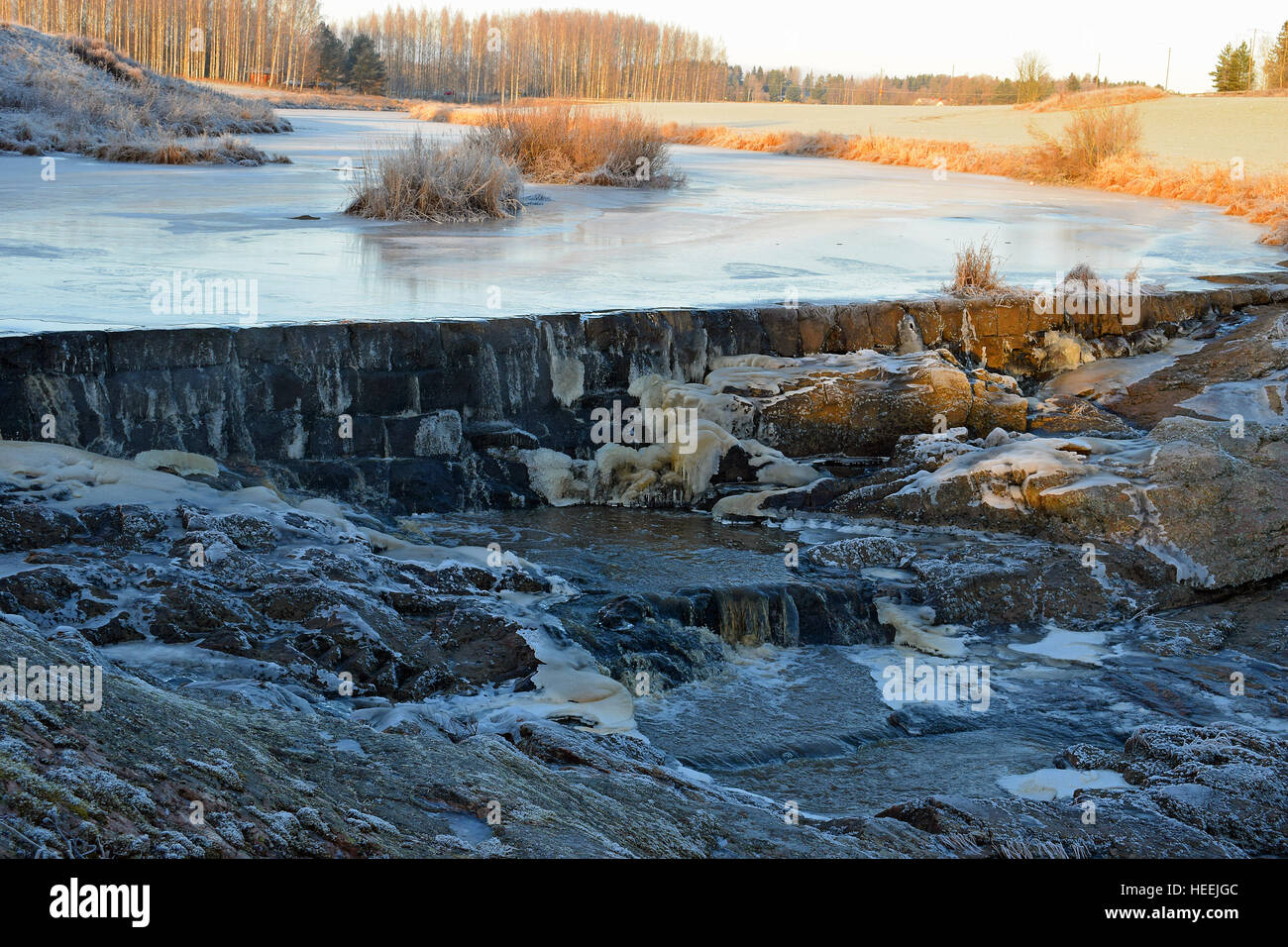 Beau paysage sur la Finlande sur la campagne de décembre. Nautelankoski, Lieto, Finlande. Banque D'Images