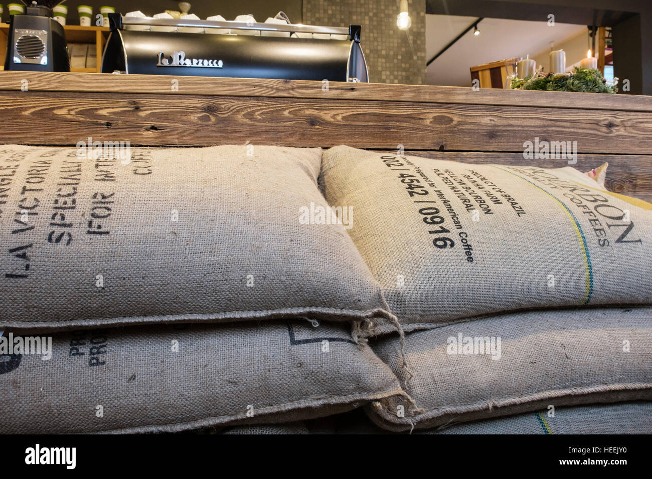 Des sacs de grains de café du Brésil frais empilées par Bergbrand Rosterei au comptoir café coffee shop. Nuremberg, Bavière, Allemagne Banque D'Images