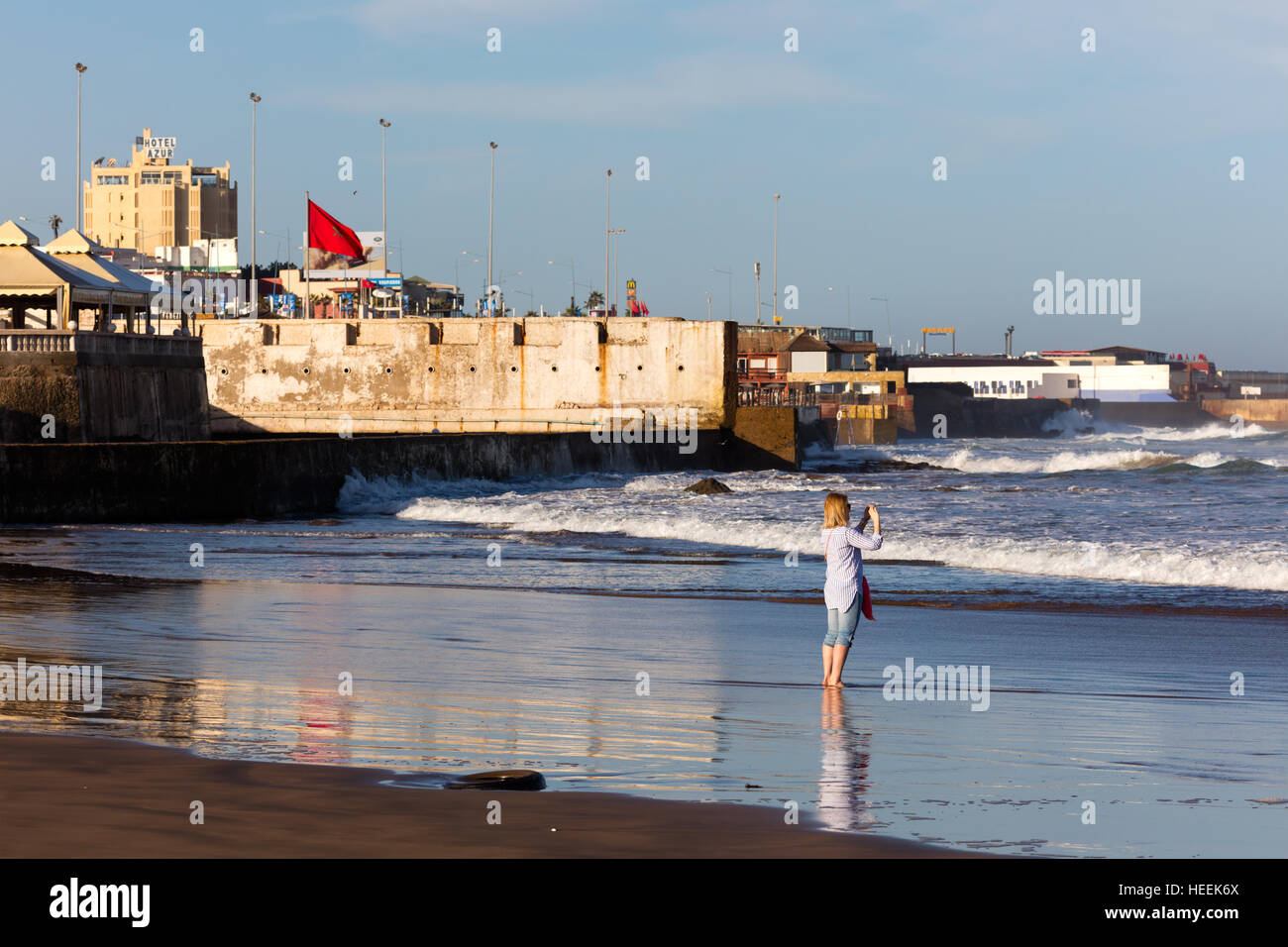 Woman shooting selfy, océan Atlantique, plage, Casablanca, Maroc Banque D'Images