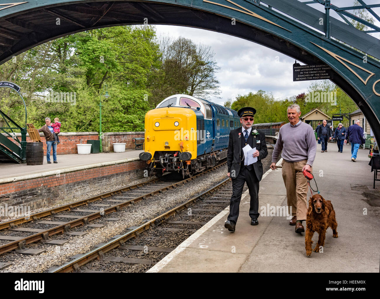 Un passager et de garde en conversation sur station Pickering Banque D'Images