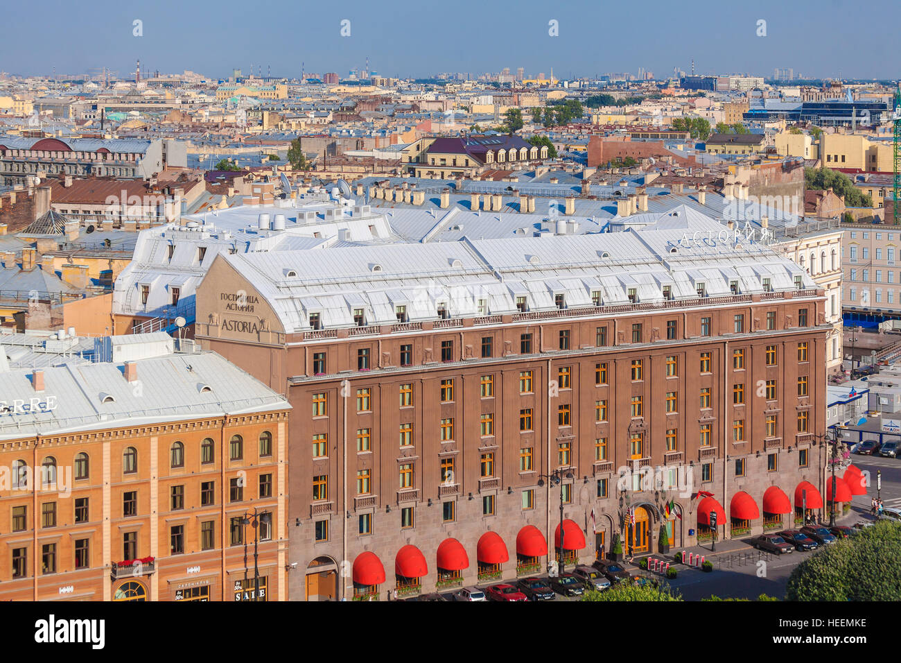 SAINT PETERSBURG, Russie - le 26 juillet 2014 : La vue depuis le pont d'observation de la cathédrale Saint-Isaac à la célèbre Astoria hotel Banque D'Images