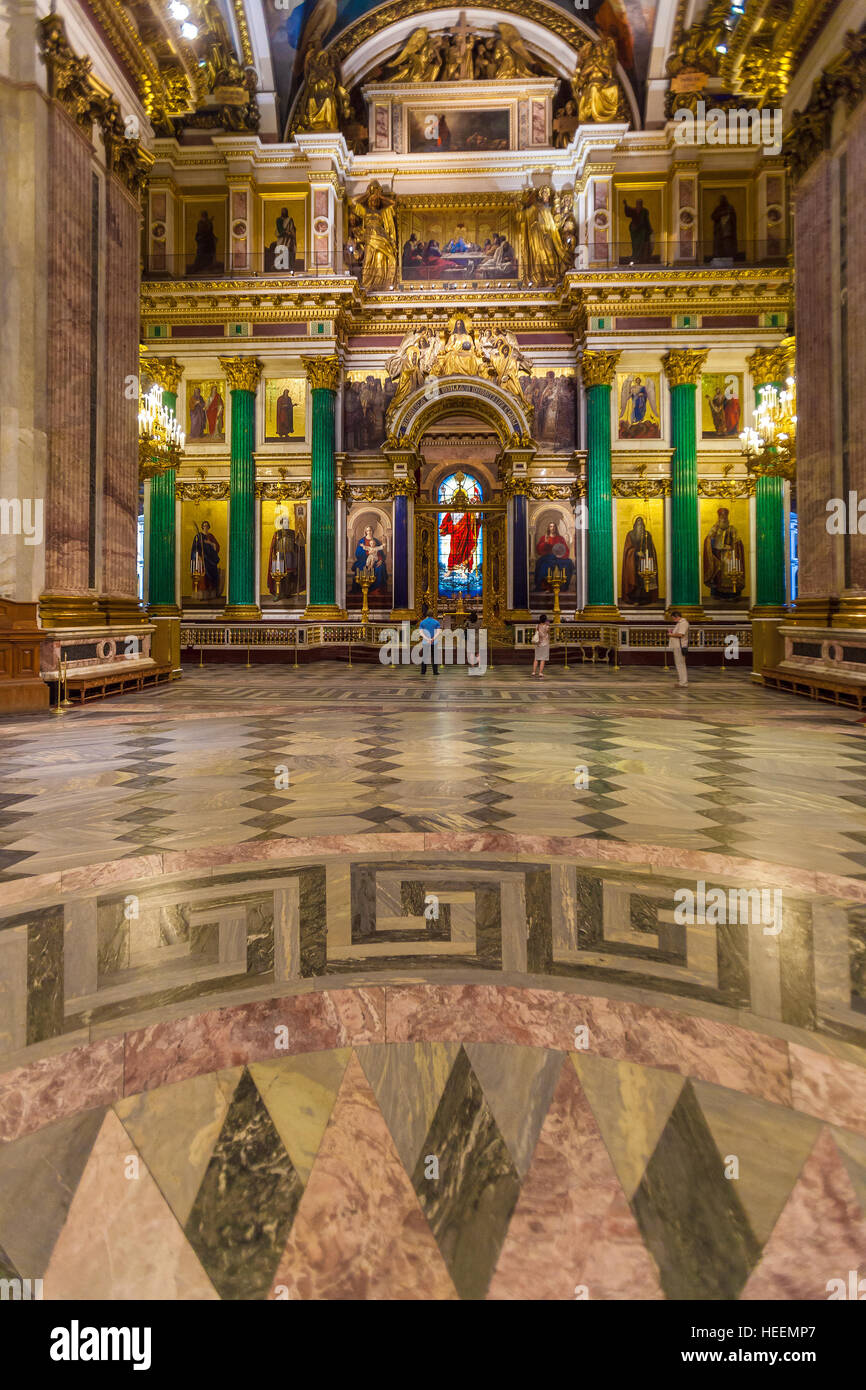 SAINT PETERSBURG, Russie - le 26 juillet 2014 : les touristes dans l'intérieur de la cathédrale Saint-Isaac à la recherche sur le modèle du temple Banque D'Images