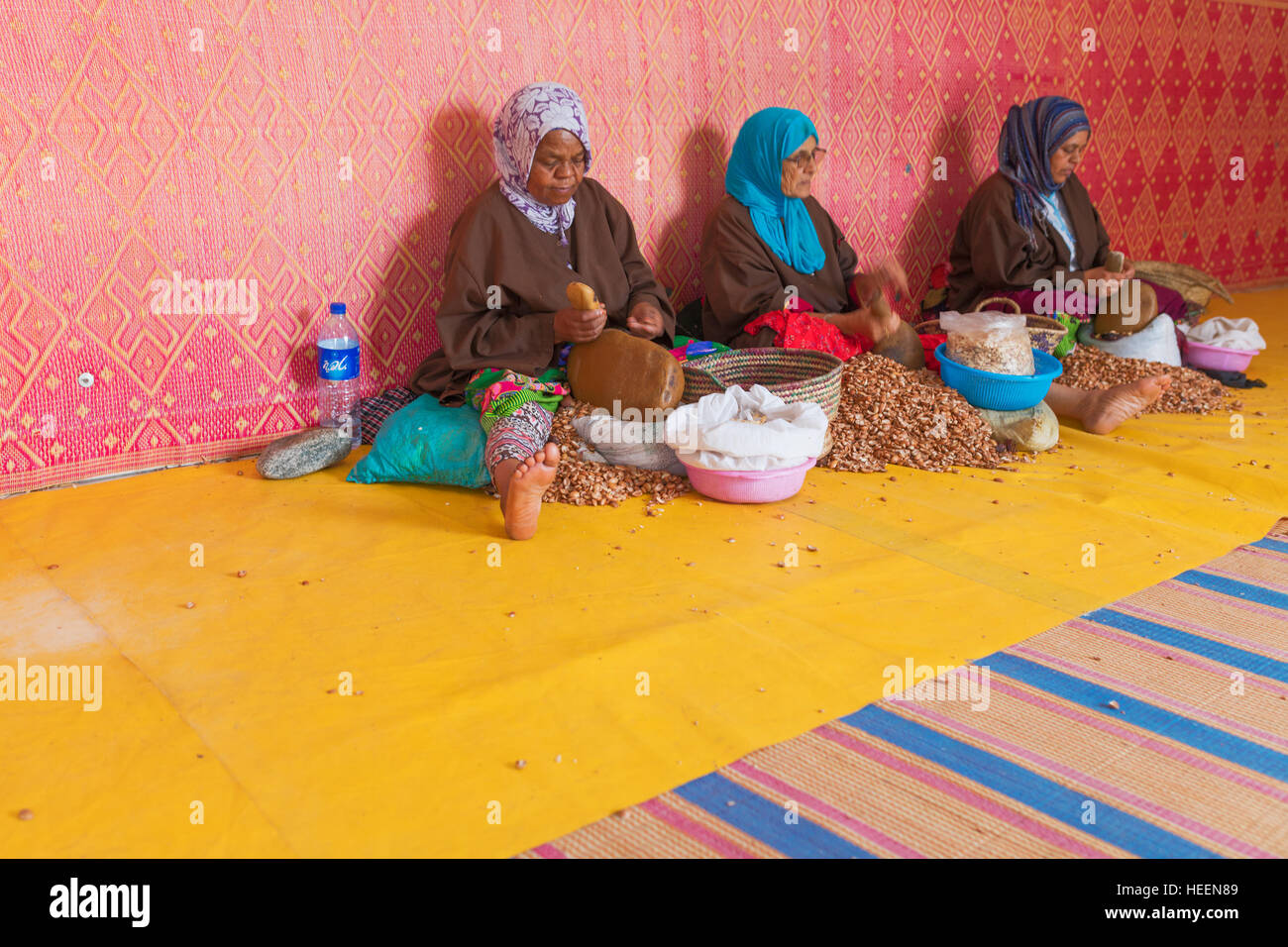 Femme produisant l'huile d'argan, près de Essaouira, Maroc Banque D'Images