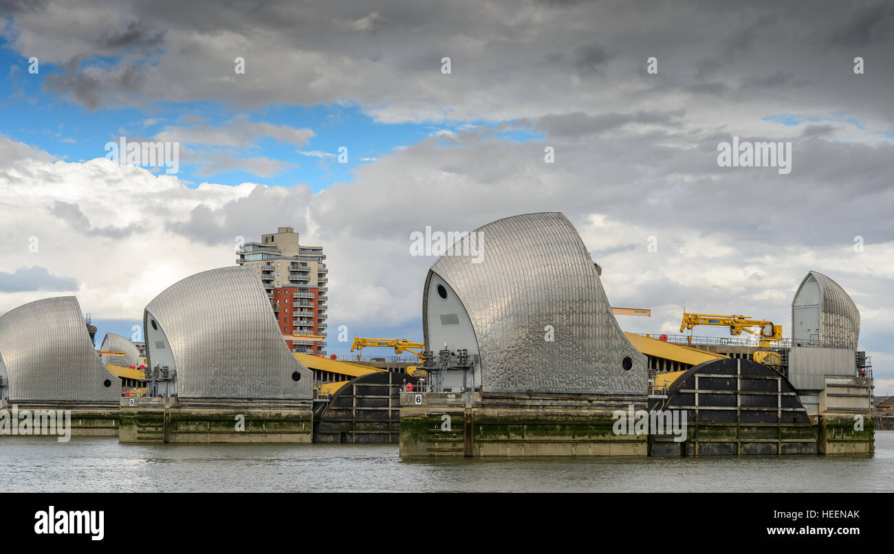 Trois des portes tournantes de la Thames Flood Barrier qui s'étend sur la Tamise à Londres. Banque D'Images