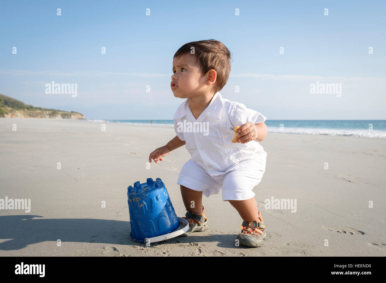 Portrait Bébé Garçon jouant avec seau à la plage de La Riviera Nayarit au  Mexique Photo Stock - Alamy