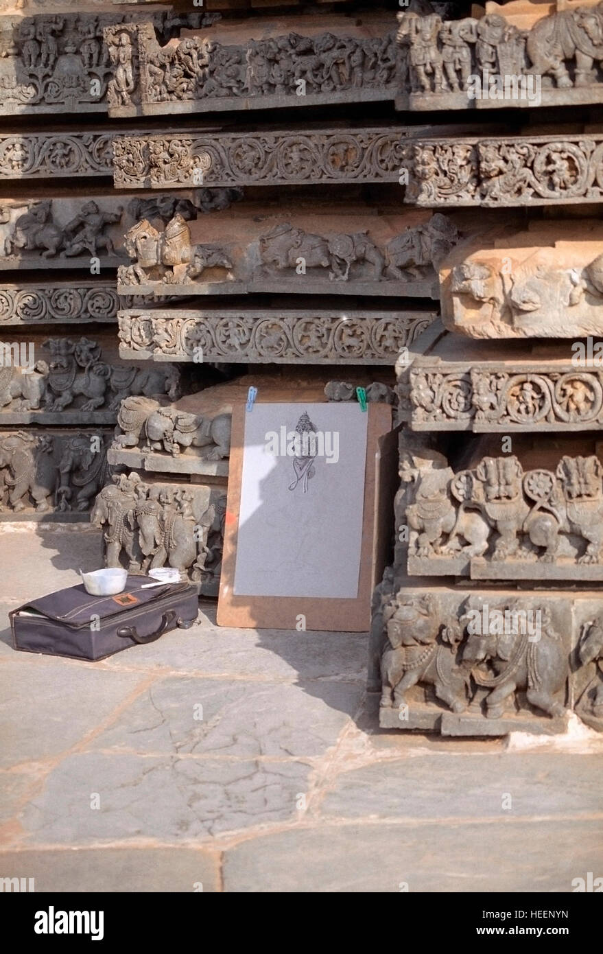 La peinture de l'artiste les monuments de Halebid, Karnataka, Inde Banque D'Images