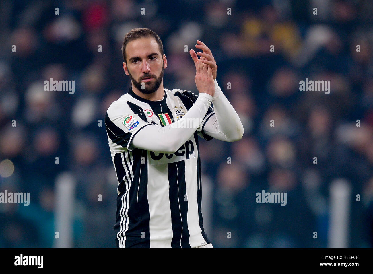 Turin, Italie. 2016, 17 décembre : Gonzalo Higuain de gestes de la Juventus FC au cours de la serie d'un match de football entre la Juventus et l'AS Roma. Banque D'Images