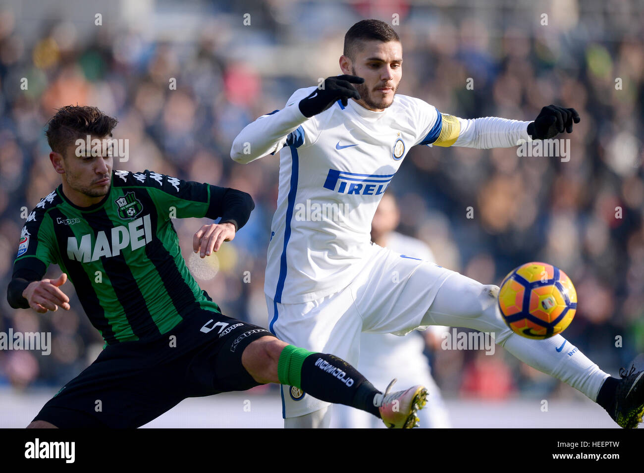 Reggio nell'Emilia, Italie. 2016, 18 décembre : Luca Antei (gauche) de l'US Sassuolo et Mauro Icardi de l'Internazionale FC en concurrence pour le bal au cours de la S Banque D'Images