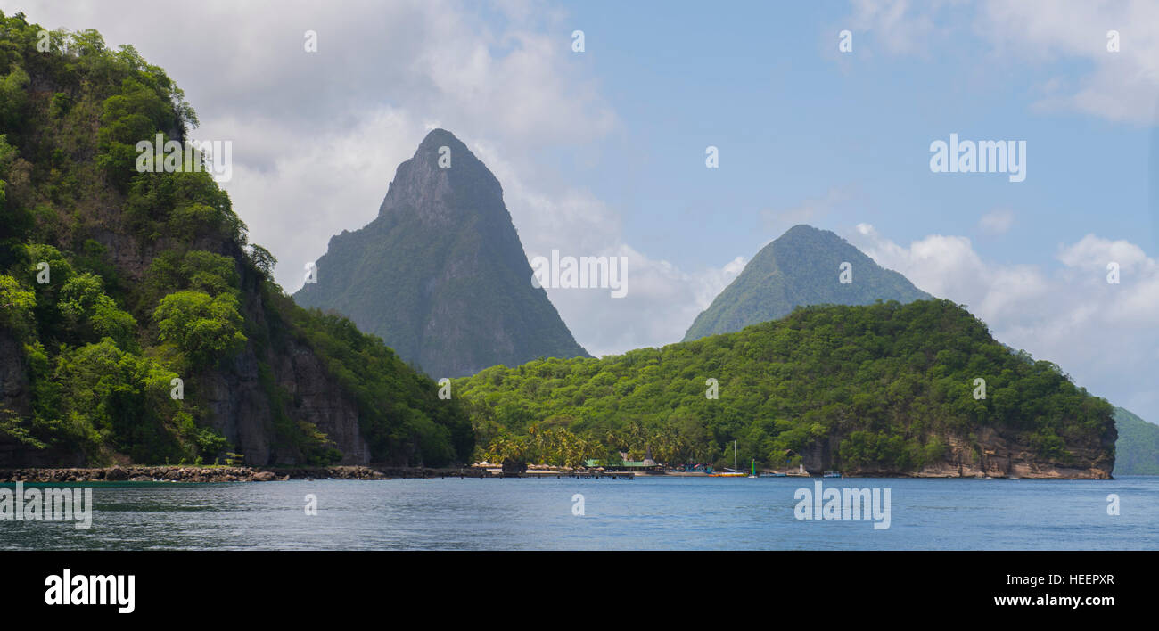 Les Pitons et la mer des Caraïbes à Sainte-Lucie Banque D'Images