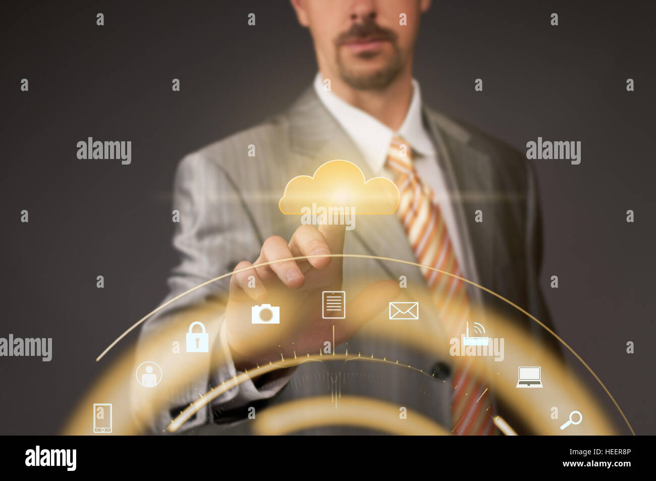 Businessman pushing bouton nuage sur écran tactile multimédia Banque D'Images