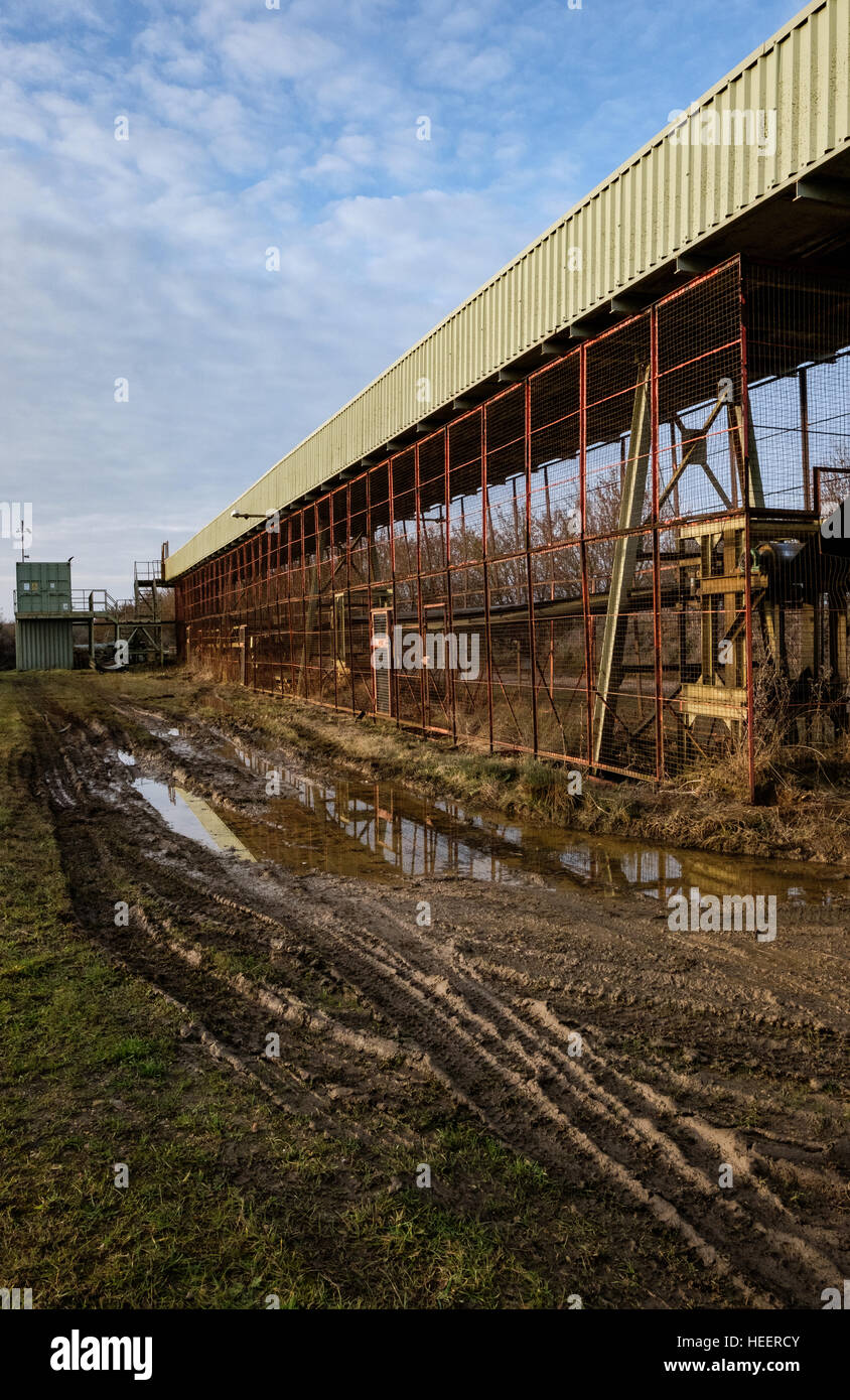 Vue détaillée d'un système de transport carrière montrant la structure surélevée éliminant les agrégats creusés pour traitement. Banque D'Images