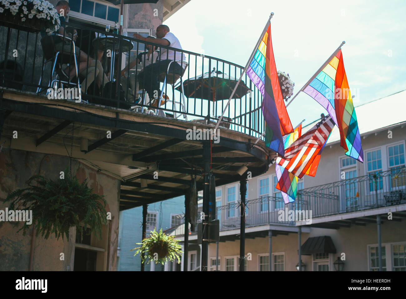 Gay pride drapeaux dans le vent sur le balcon d'un café de la Nouvelle Orléans. Banque D'Images