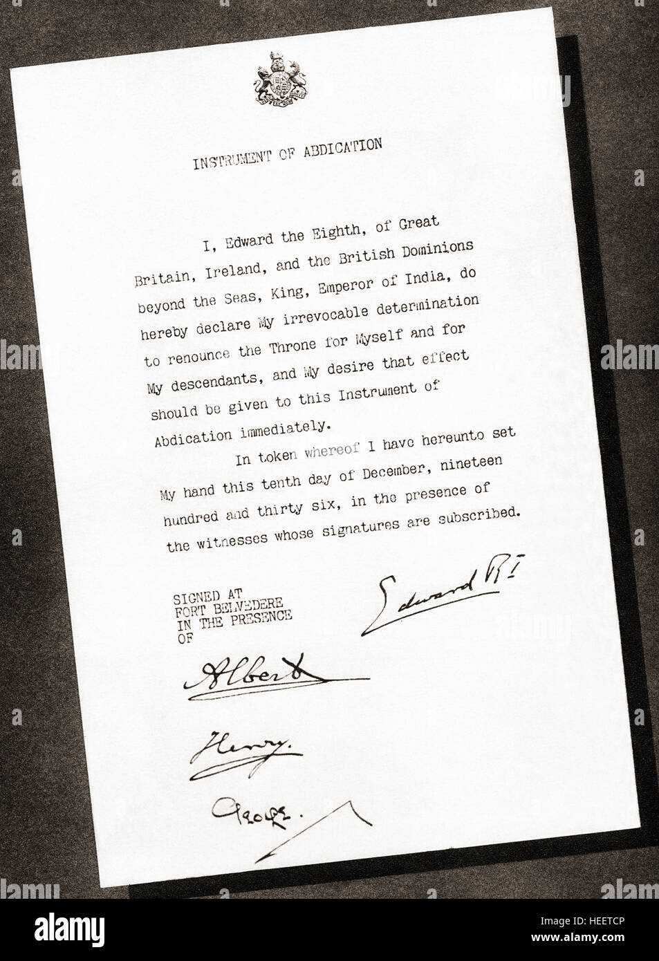 Instrument d'Abdication signé en 1936 par le roi Édouard VIII et ses trois frères, Prince Albert futur George VI, le Prince Henry, duc de Gloucester et le Prince George, duc de Kent. Banque D'Images