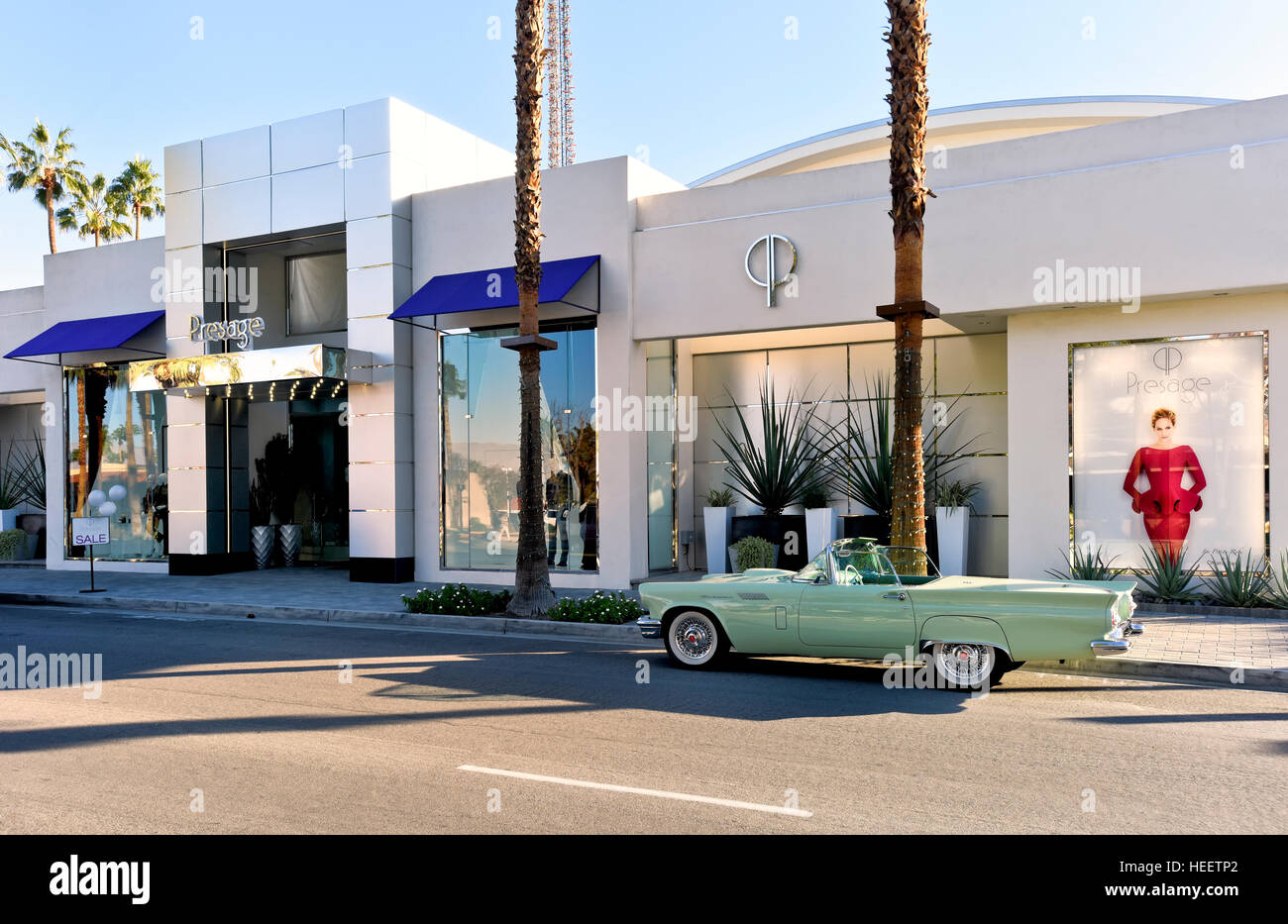 Des boutiques de prestige avec une décapotable 1960 T-Bird dans l'avant du magasin sur El Paseo Drive Banque D'Images