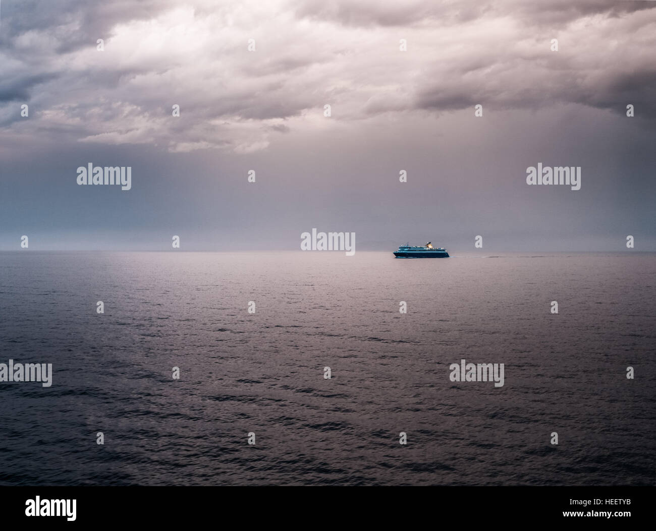 Ferry boat en mer sous ciel d'orage - Cyclades, Grèce, Mer Egée Banque D'Images