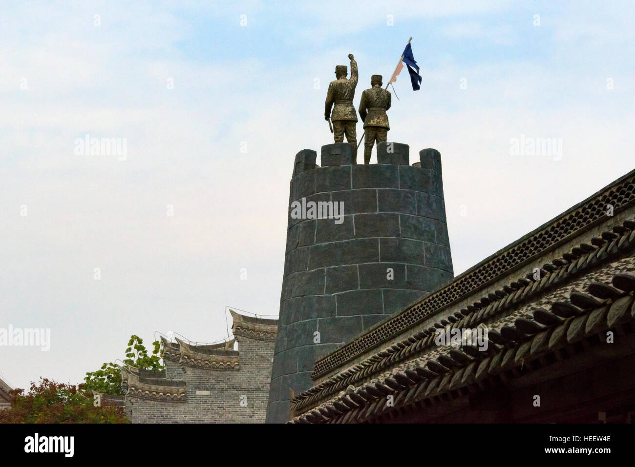 Des statues en bronze sur une forteresse à la mémoire de la guerre anti-japonaise, ancienne ville de Taierzhuang, province de Shandong, Chine Banque D'Images