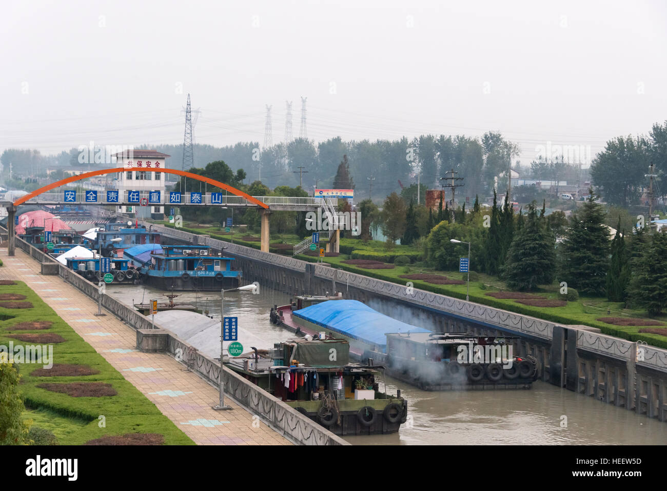 Les péniches en attente dans Huai'an serrure sur le Grand Canal, Huai'an, province de Jiangsu, Chine Banque D'Images