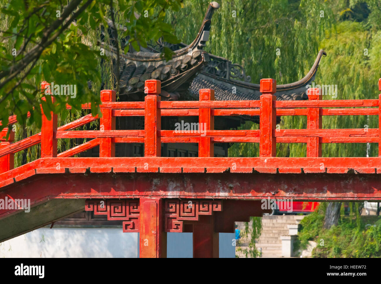 Pont Rouge Slim sur le lac de l'Ouest, Yangzhou, Jiangsu Province, China Banque D'Images