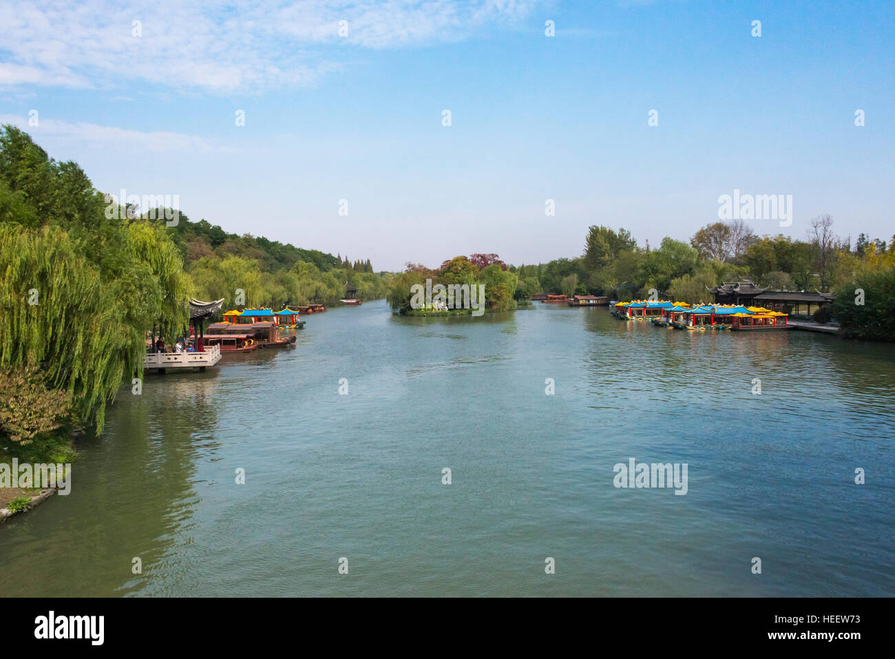 Pavilion et bateaux sur le lac de l'Ouest mince, Yangzhou, Jiangsu Province, China Banque D'Images