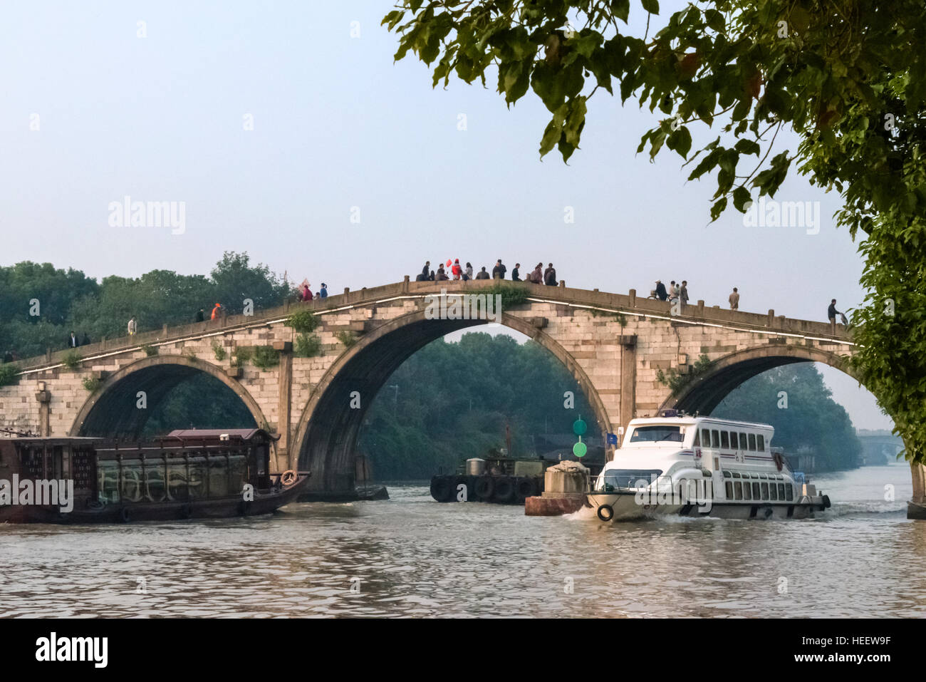 Barge de passer sous le pont Gongchen sur Grand Canal, Hangzhou, Province de Zhejiang, Chine Banque D'Images