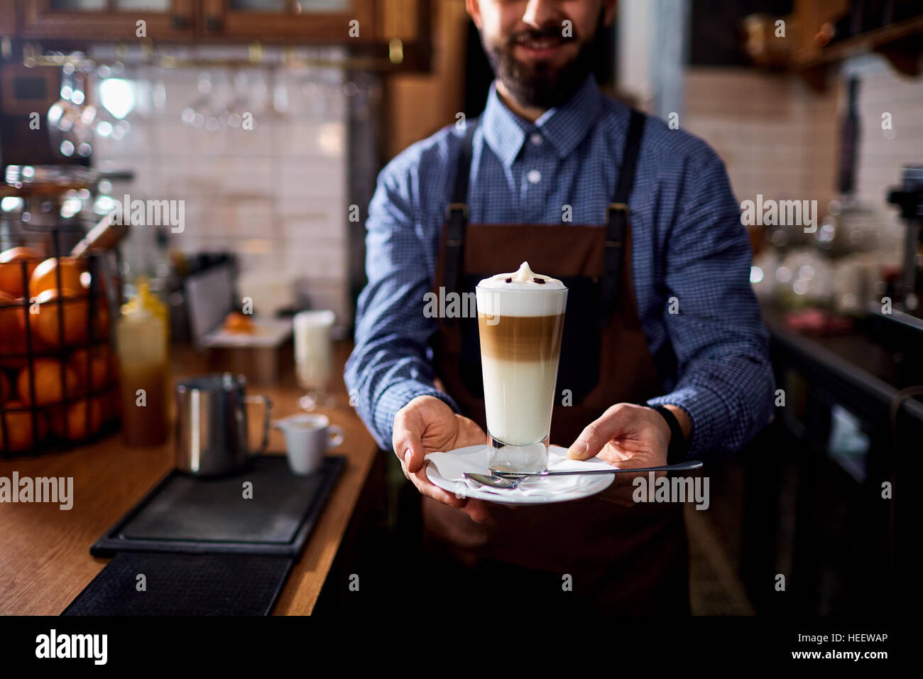 Barista Barman en uniforme faire le café thé, cocktails Banque D'Images