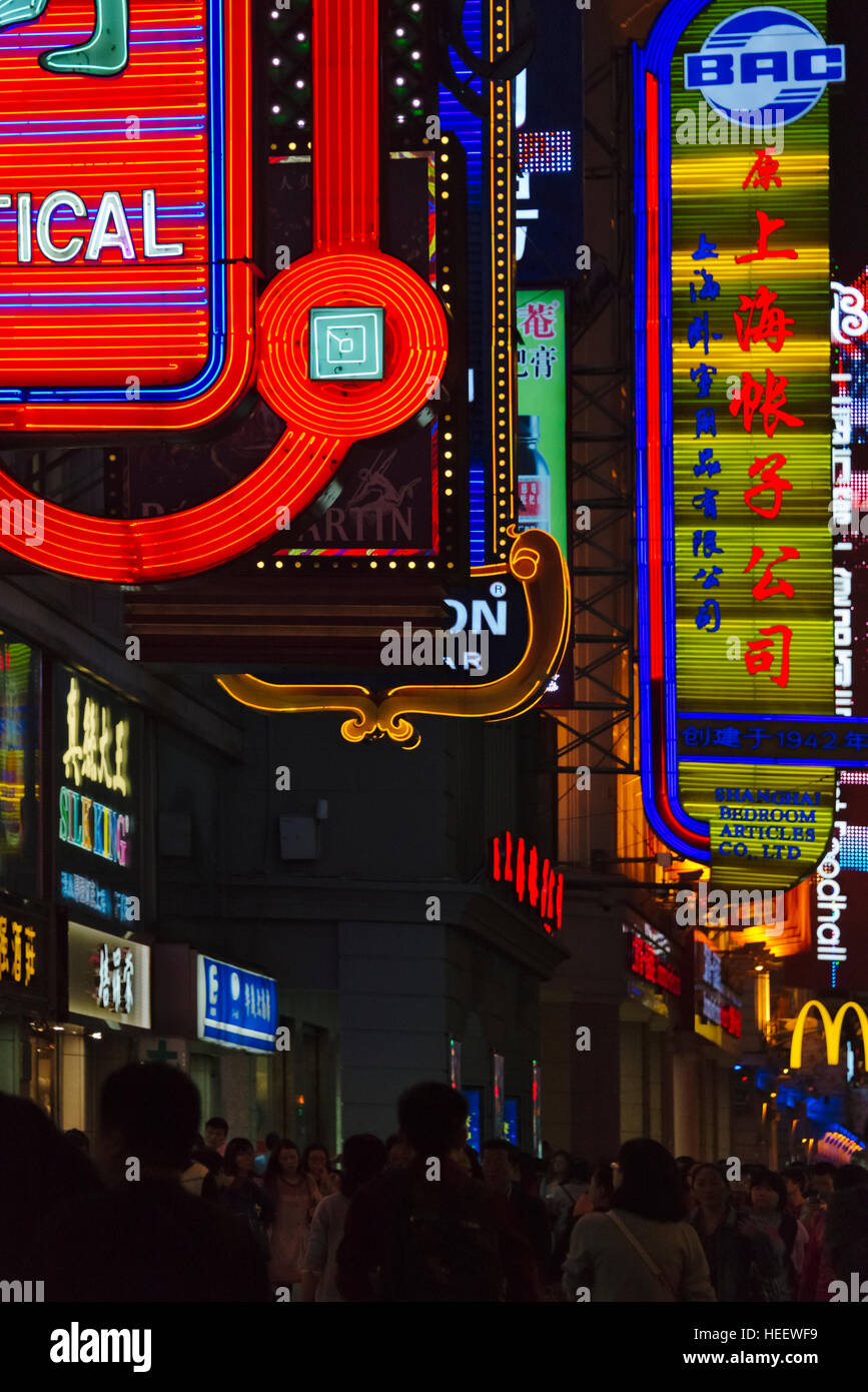 Vue de nuit sur la rue piétonne Nanjing Road, le centre commercial et le plus achalandé, Shanghai, Chine Banque D'Images