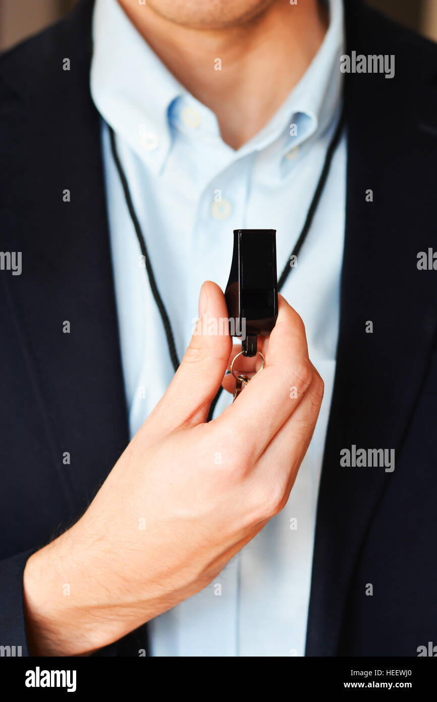 Businessman holding whistle suggérant de leadership ou de coaching formation Banque D'Images