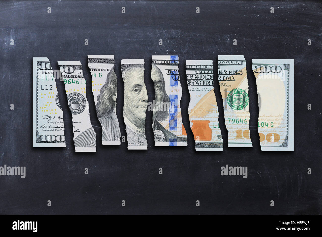 Dollar bill coupe dans de nombreux textes nous suggère des problèmes de l'économie concept Banque D'Images