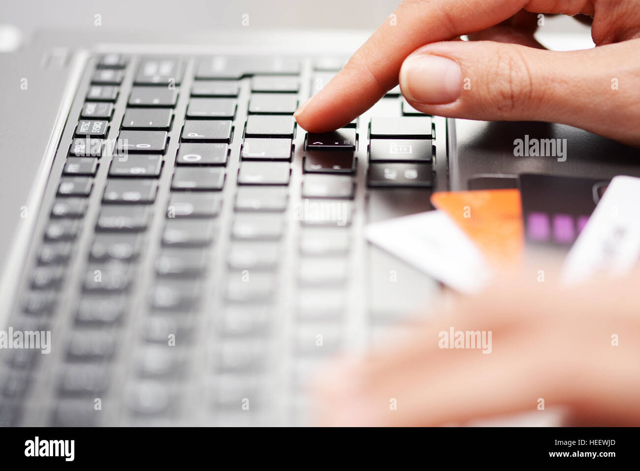 Femme d'affaires à faire les paiements en ligne d'ordinateurs portables avec des cartes de crédit Banque D'Images