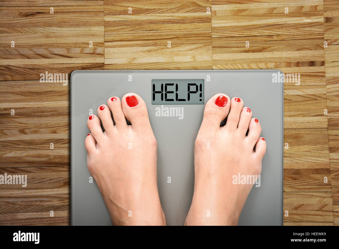 Aider à perdre kilos avec pieds femme marchant sur une échelle de poids Banque D'Images