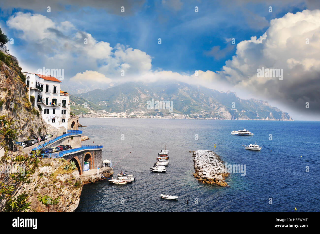 Les petits navires naviguant le long de la ligne de côte à Praiano, côte amalfitaine - Italie Banque D'Images