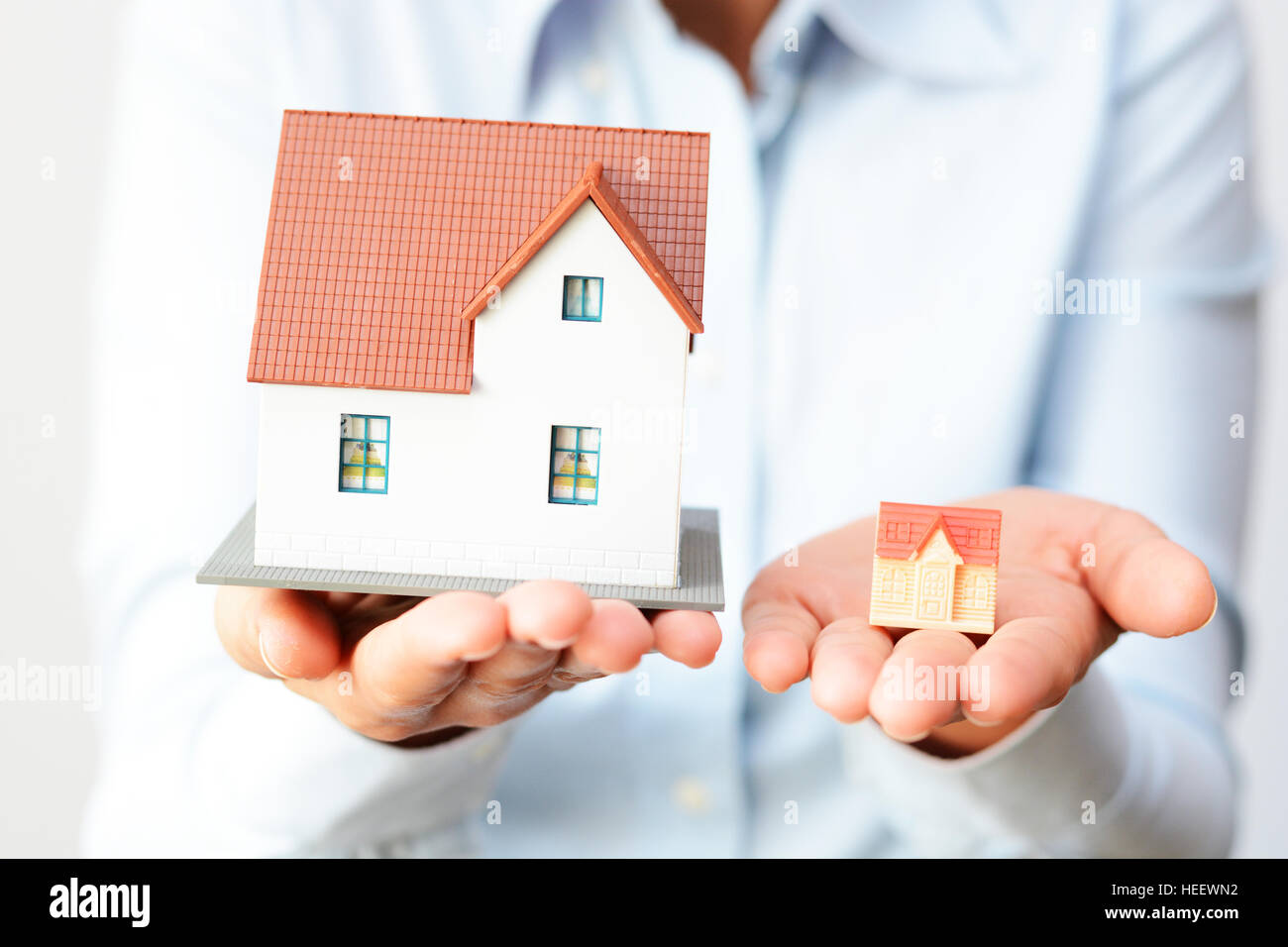 L'achat d'une petite ou une grande maison compte tenu de la différence de prix Banque D'Images