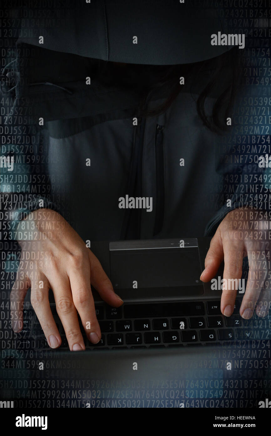 Méconnaissable hacker en avant de l'ordinateur - concept de la cybercriminalité Banque D'Images