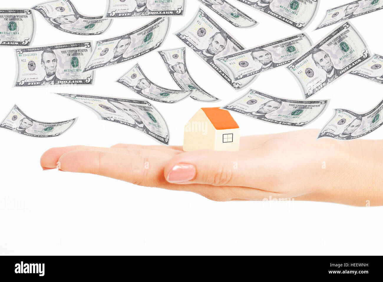 Évolution des prix dans l'industrie de l'immobilier avec le vol de l'argent au-dessus petit modèle house Banque D'Images