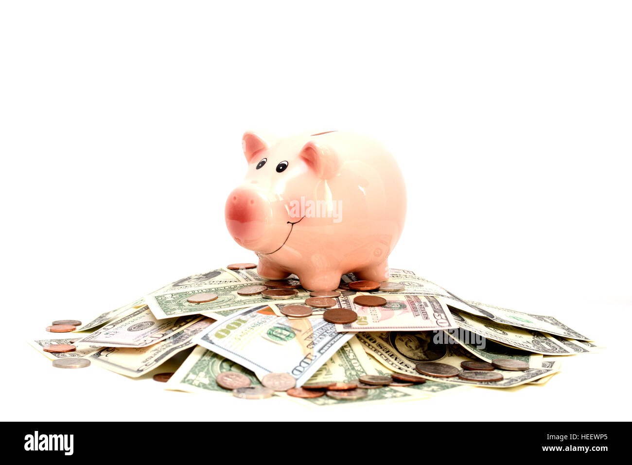 Tirelire escalade sur des pieux d'argent suggérant croissance de l'épargne en espèces Banque D'Images