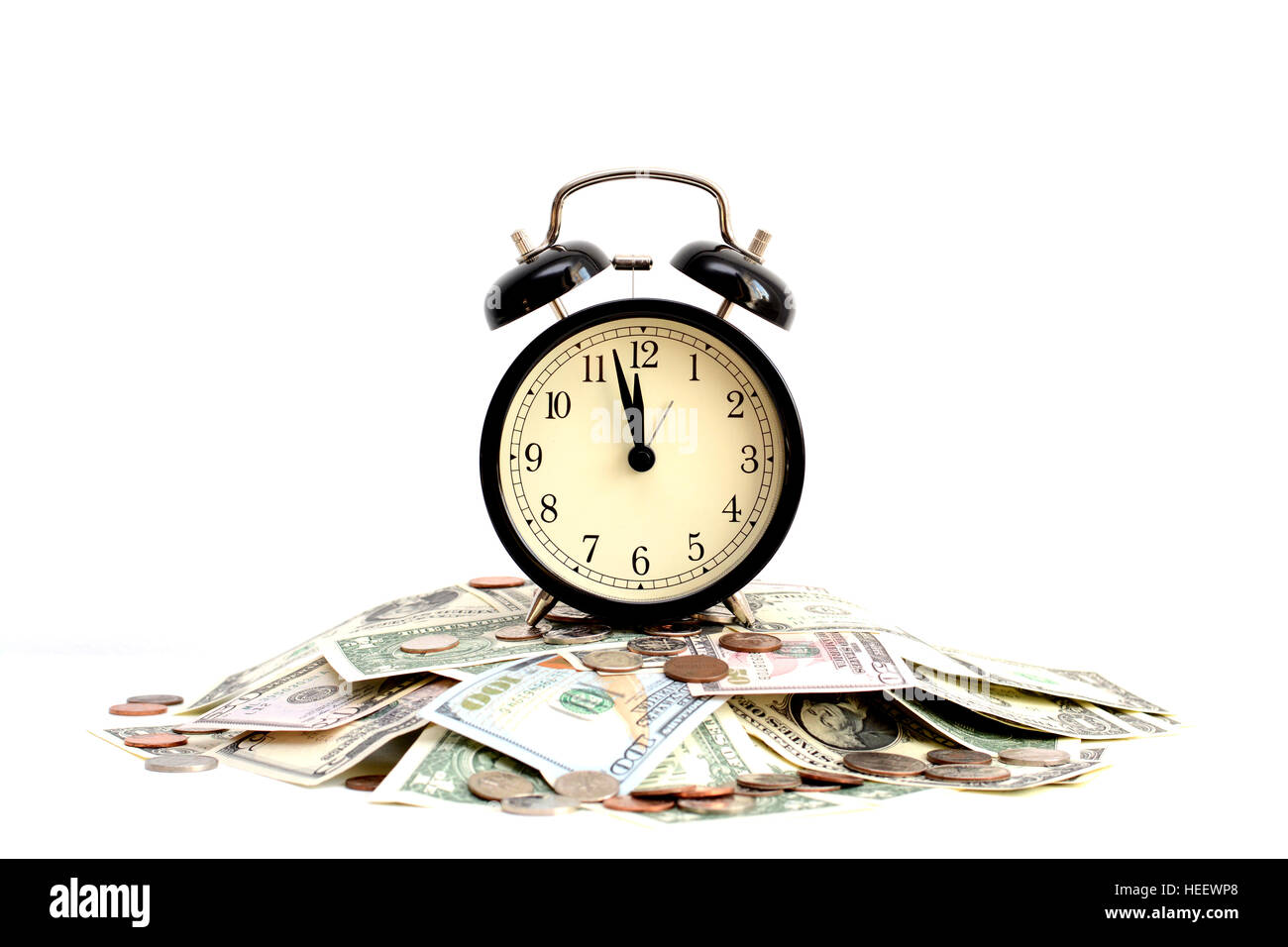 Le temps est argent concept avec close up d'un vieux réveil sur dollar bills Banque D'Images