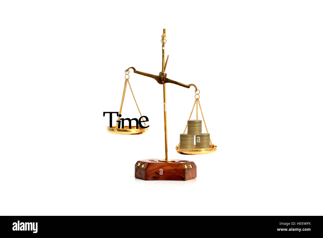 Le temps est argent concept avec temps, le symbole et les pièces dans un équilibre en laiton Banque D'Images