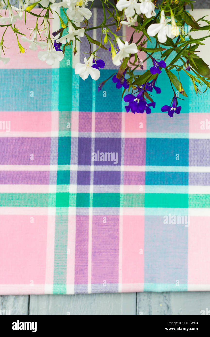 Un tartan carré avec un motif à carreaux rouge et vert | Vecteur Premium
