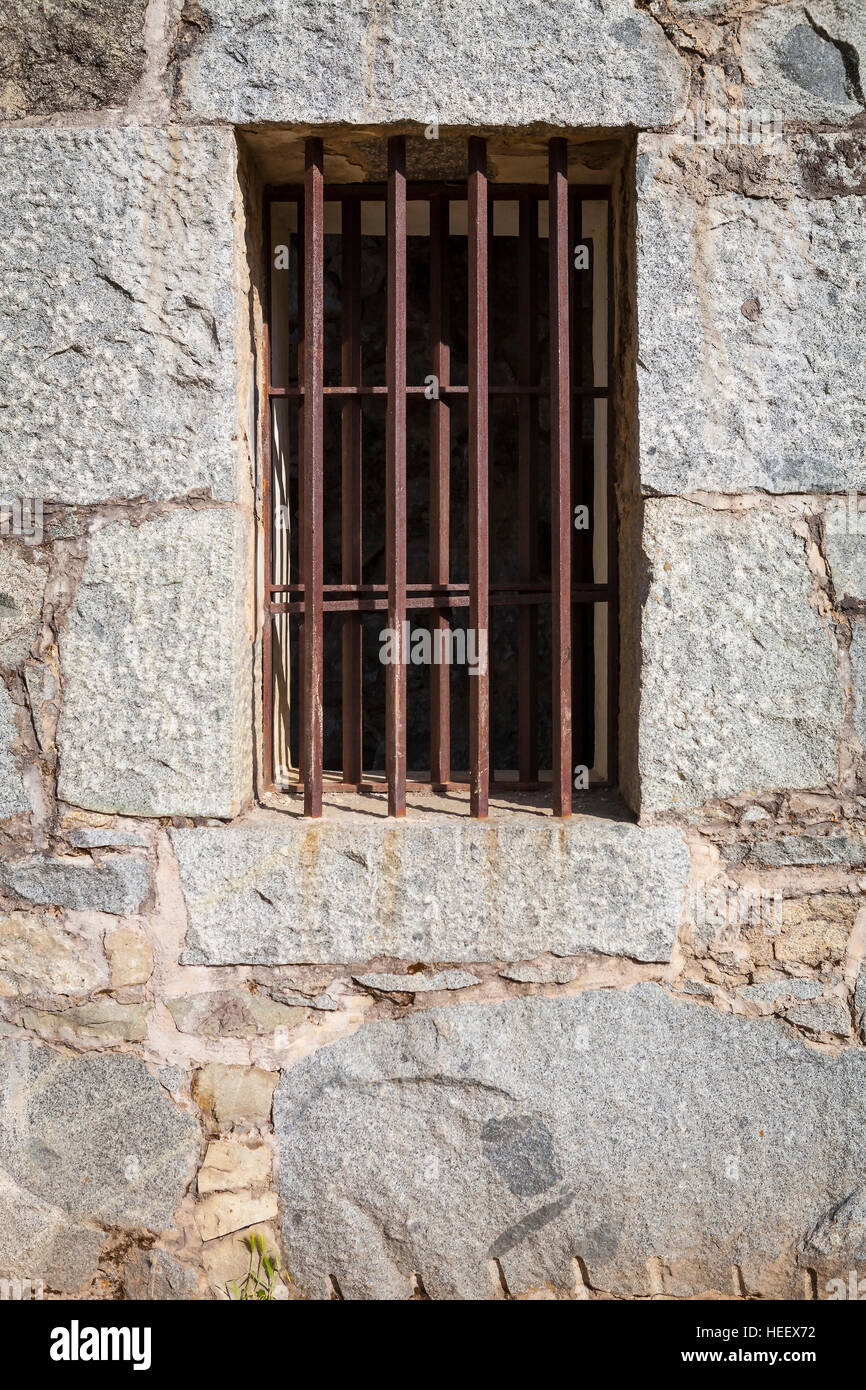 Fenêtre Chambre vieille prison de pierre avec des bars Banque D'Images