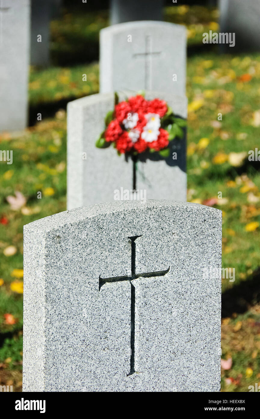 Pierres tombales / tombes de soldats morts au combat avec une couronne au cimetière Woodland à London, en Ontario, ON, Canada. Banque D'Images