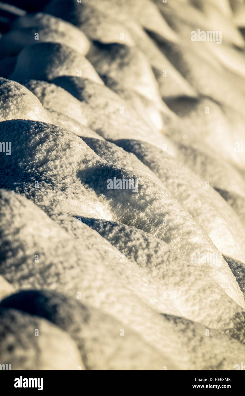 La texture de la neige sur les rochers Banque D'Images