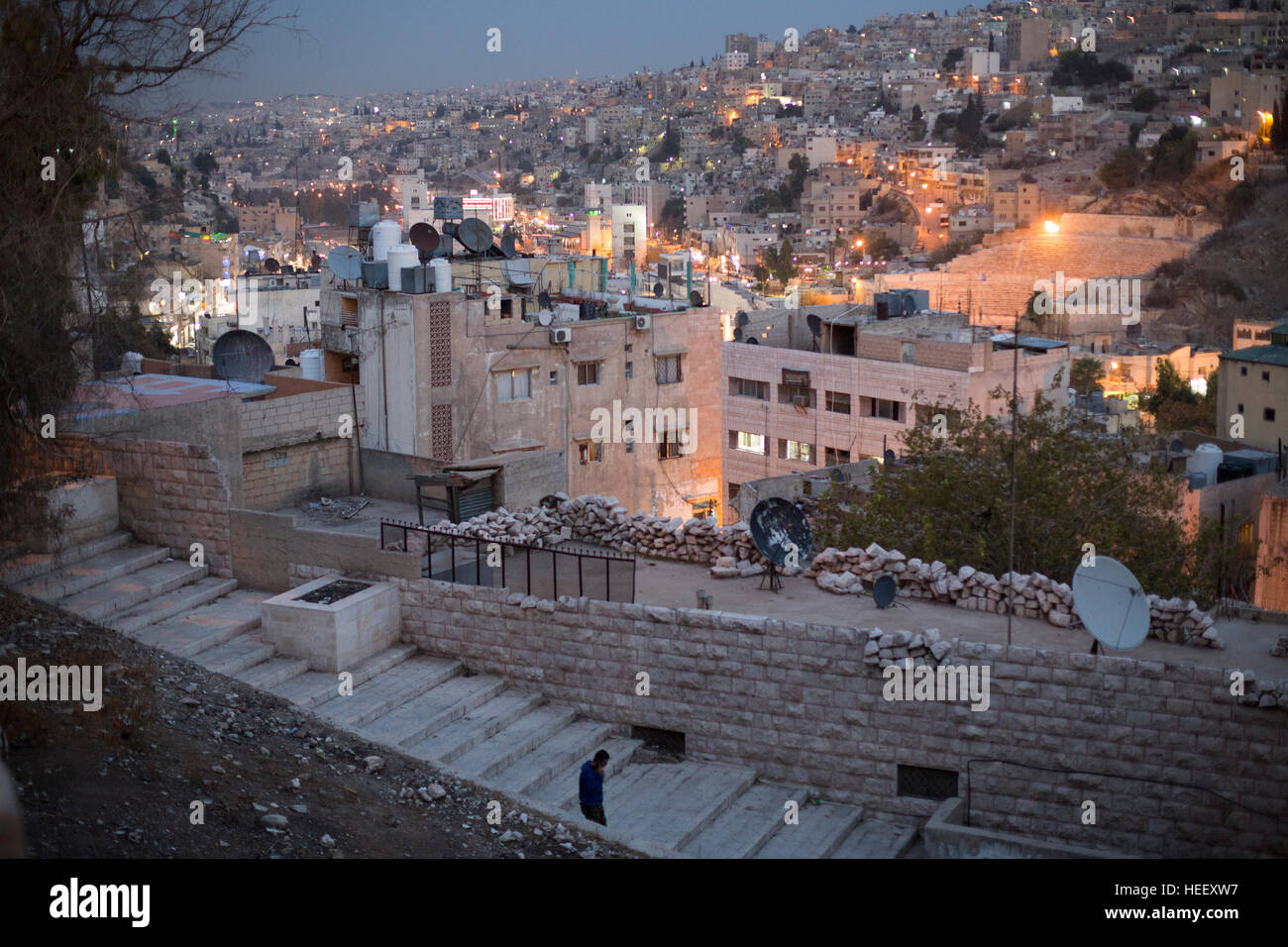 Scène de rue de nuit à Amman, Jordanie montrant l'ancien amphithéâtre romain. Banque D'Images