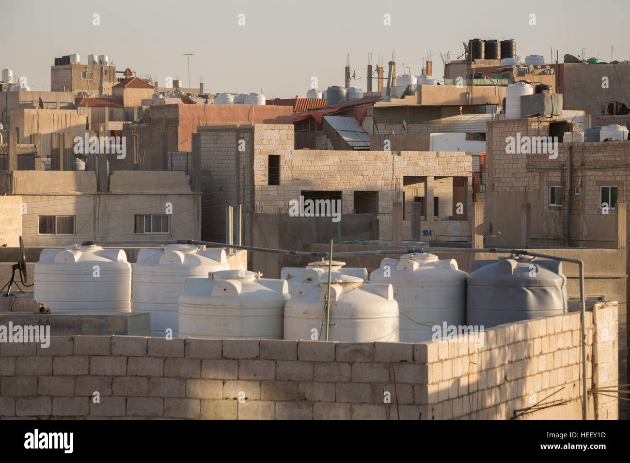 Les réservoirs de stockage de l'eau s'asseoir sur un toit à Aqaba, Jordanie. Banque D'Images