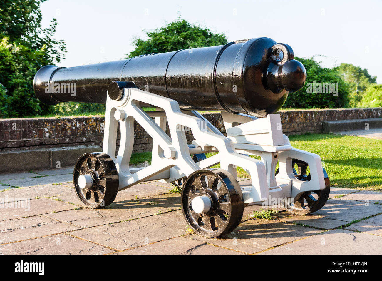 L'Angleterre, la. 18e siècle réplique cannon dans le fusil jardin à l'Ypres tower castle. Banque D'Images