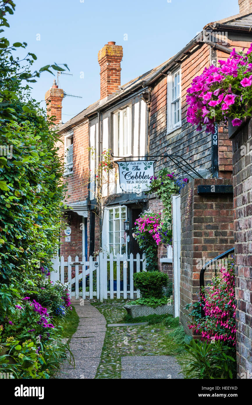 L'Angleterre, le seigle. Ruelle et une rangée de maisons à deux étages en brique construite vers 1840. Sign 'Galets salle de thé'. Clôture en bois blanc. Banque D'Images