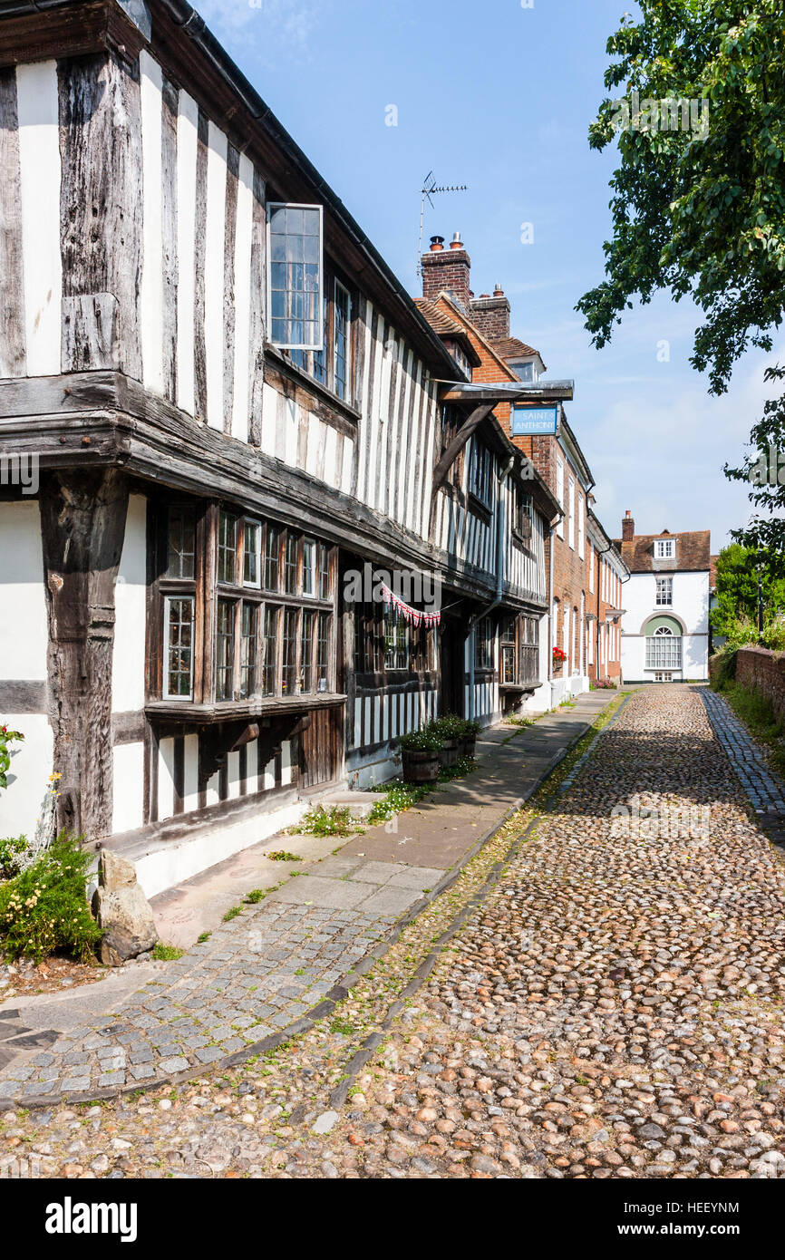 Historique de la vieille ville anglaise de seigle. Place de l'église, St Anthony's, cadre en bois médiévale tardive riche marchand Tudor house et cobblestone road. Banque D'Images