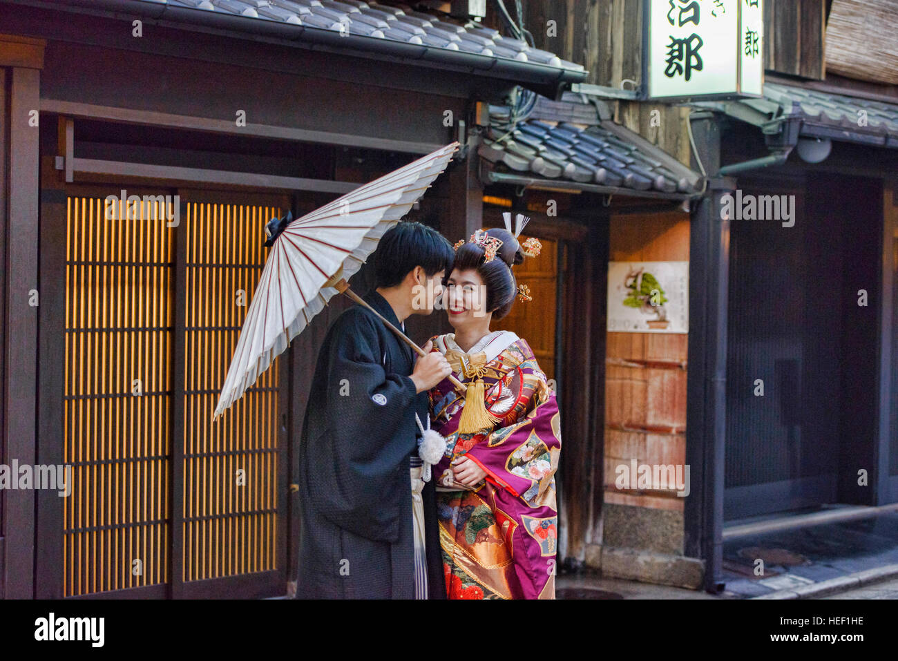 Couple en costumes traditionnels dans l'ancienne zone de Shimbashi Gion, Kyoto, Japon Banque D'Images